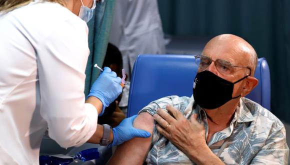 La epidemióloga Hilda Alemán administra una dosis de la vacuna de los laboratorios Pfizer/BioNTech contra la covid-19 a un hombre en el Hospital Ashford de San Juan (Puerto Rico).  (Foto: EFE/Thais Llorca).