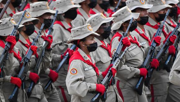 Miembros de la Milicia Bolivariana marchan durante un desfile militar para celebrar el 210 aniversario de la Independencia de Venezuela en Caracas, el 5 de julio de 2021. (Foto: Federico PARRA / AFP)