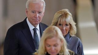 Joe Biden y su esposa presentan sus respetos al féretro de la reina Isabel II