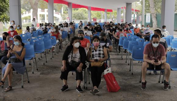 Debido a la tercera ola de COVID-19 y con 332 casos detectados en el país de Ómicron, los ciudadanos han optado por aprovechar este fin de semana que hay un horario especial en los vacunatorios de mayor capacidad. (Foto: Leandro Britto / @photo.gec)