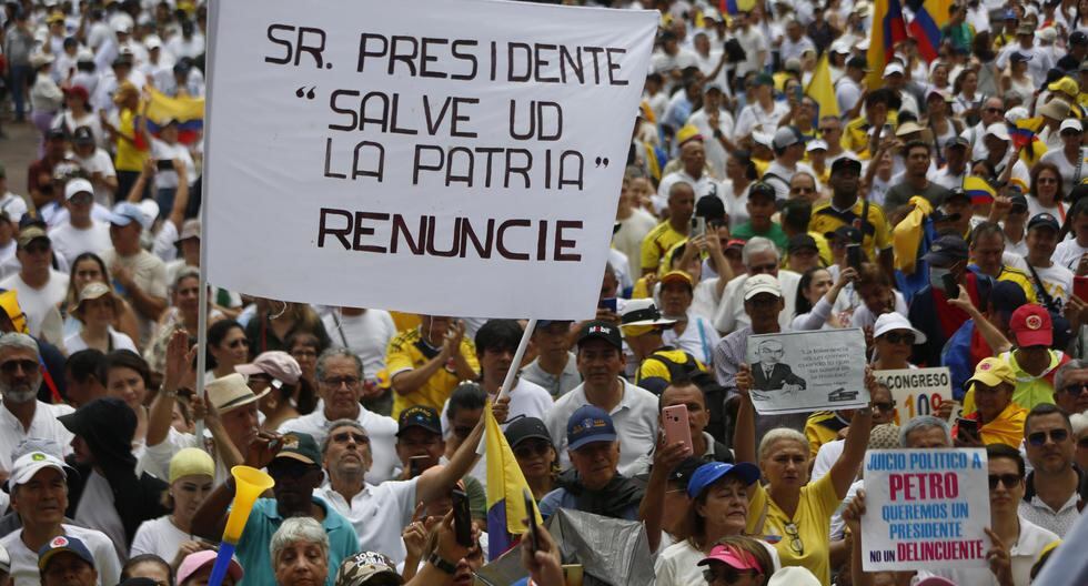 Manifestantes opositores al Gobierno de Gustavo Petro participan en una jornada de protesta este domingo en las calles de Cali, Colombia. (EFE/ Ernesto Guzmán).