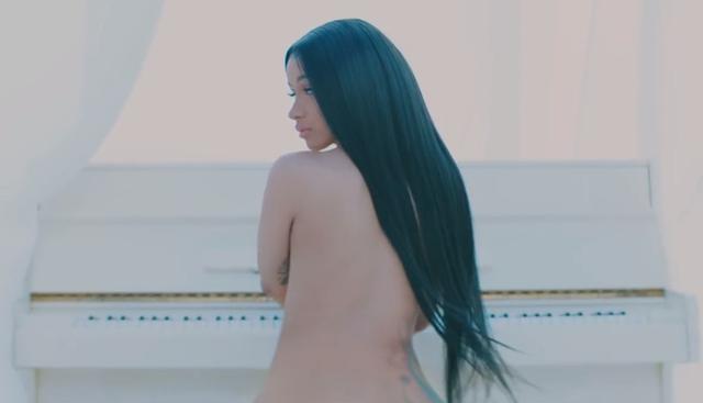Cardi B se desnuda en el videoclip de su tema “Money”. (Foto: Captura de YouTube)