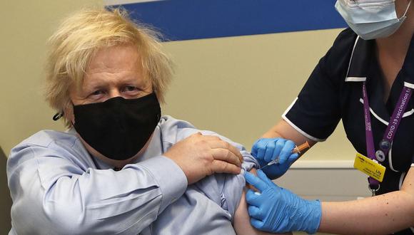 El primer ministro del reino Unido, Boris Johnson, recibe su primera dosis de la vacuna AstraZeneca / Oxford contra el coronavirus Covid-19, el 19 de marzo de 2021. (Foto de Frank Augstein / POOL / AFP).