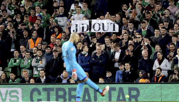 El portero tuvo que botar las pelotas en pleno partido. (Foto: AFP)