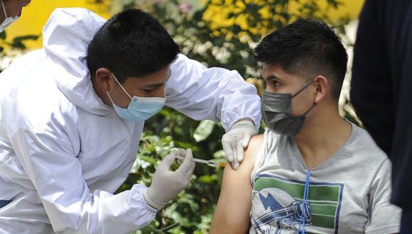 Un hombre recibe la primera dosis de la vacuna Sputnik V contra COVID-19 en la plaza Bolivia de La Paz. (Foto: JORGE BERNAL / AFP)