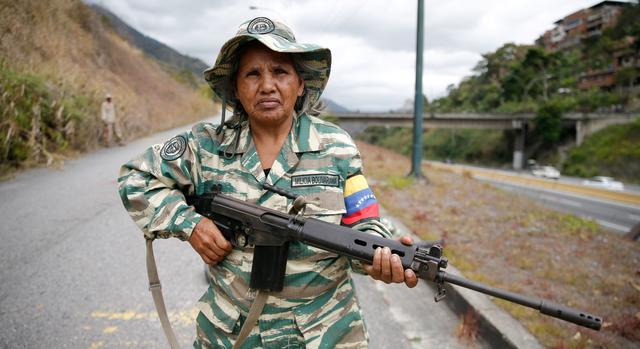 Una integrante de la Milicia Bolivariana que participa en los ejercicios militares ordenados por Nicolás Maduro en Venezuela. (REUTERS/Manaure Quintero).