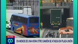 Dos camiones quedaron atorados en túnel de Plaza Unión