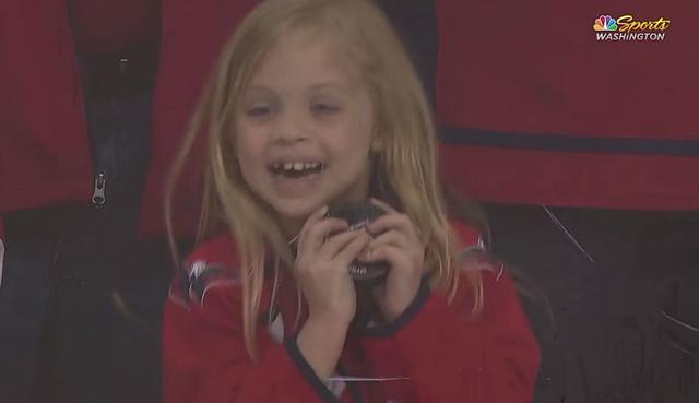 Jugador de hockey quiso tener un bonito gesto con una niña del público pero no salió como lo esperaba. (Fotos: NHL en YouTube)