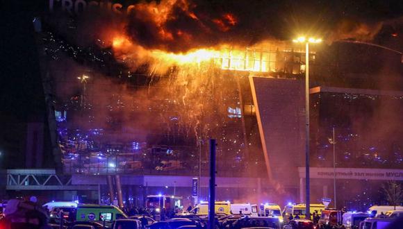 El fuego se eleva sobre la sala de conciertos Crocus City Hall en llamas tras un tiroteo en Krasnogorsk, en las afueras de Moscú, Rusia, el 22 de marzo de 2024 | Foto: VASILY PRUDNIKOV/EFE/EPA/