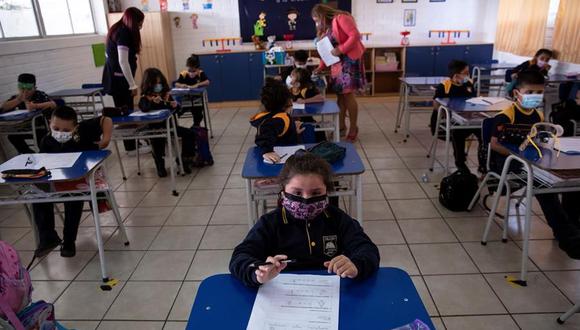 "Sujeto a las restricciones sanitarias y a las características de cada población, el Ministerio de Educación (Minedu) espera que a partir del 15 de abril los alumnos regresen a sus aulas de manera gradual", señala Barclay. (Foto: EFE/Alberto Valdés)