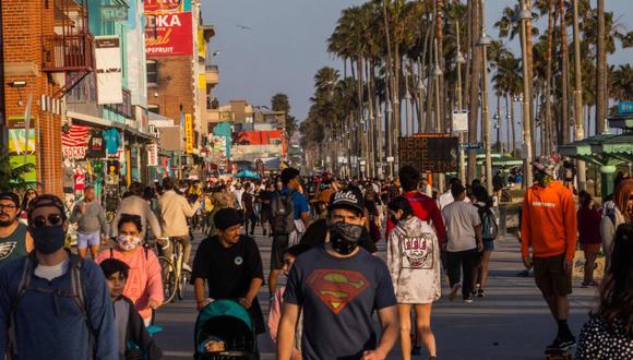 Ciudadanos caminando en California. (Foto: AFP)