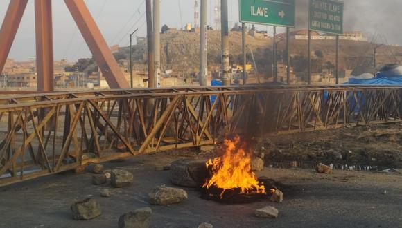 Manifestantes bloquearon puentes principales de Ilave, Puno. (Foto: Twitter)