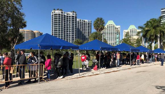 Las personas esperan para recibir ayuda alimentaria en medio de la pandemia de coronavirus en Miami, Florida (Estados Unidos). (EFE/ Ana Mengotti).