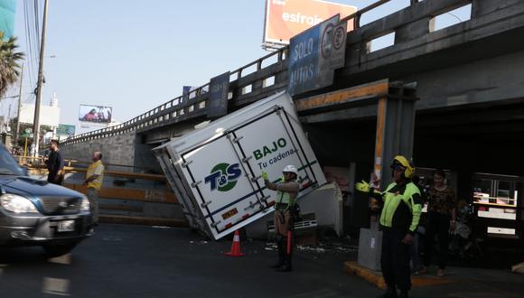 El camión sobrepasó la altura permitida (2.80m.), lo que provocó el accidente. (Foto: Hugo Pérez / El Comercio)