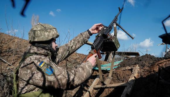Un miembro del servicio ucraniano sostiene una ametralladora en una trinchera en una posición en primera línea cerca del pueblo de Travneve en la región de Donetsk, Ucrania. (Foto: REUTERS/Gleb Garanich).