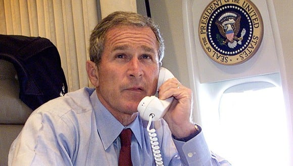 Muchos se preguntaban donde estaba el presidente George W. Bush tras los ataques del 11-S y la respuesta era a miles de pies de altura por su seguridad. (Foto: DOUG MILLS / POOL / AFP)