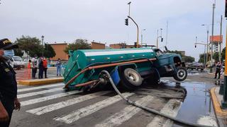 La Libertad: camión cisterna se hundió en forado en pleno centro de Trujillo