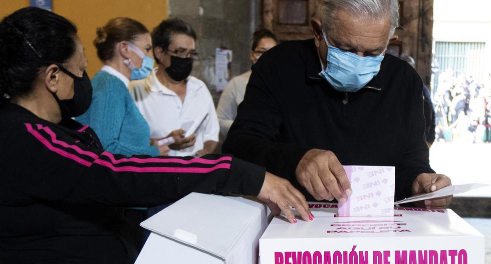 El presidente de México, Andrés Manuel López Obrador, emite su voto en el revocatorio sobre su mandato. (EFE).