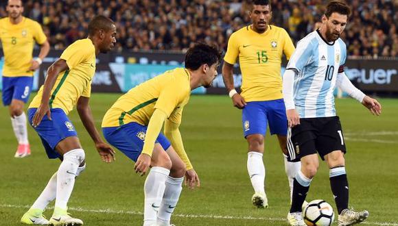Lionel Messi rodeado de futbolistas brasileños: un claro ejemplo de cómo funcionan ambas selecciones. (Foto: AFP)