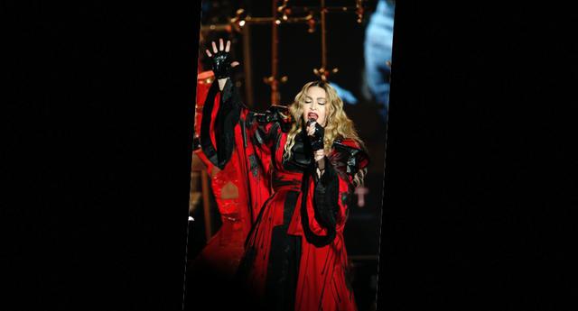 Según Page Six, Madonna abandonó Londres, ciudad donde pasaba la cuarentena junto a sus hijos menores y a su novio, el bailarín Ahlamalik William para tomar un avión privado a Nueva York y celebrar la fiesta de cumpleaños del fotógrafo Steven Klein, especializado en moda y retratos de famosos.