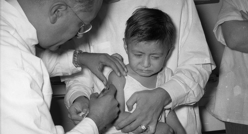 Esta es una imagen del 3 de mayo de 1955, y es de la primera vacunación contra la polio en el Perú. La niñez peruana de mediados del siglo XX empezó a beneficiarse de esta importante inmunización. (Foto: GEC Archivo Histórico)