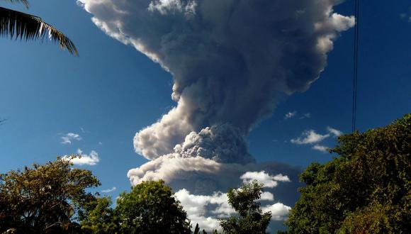El volcán Chaparrastique arrojando cenizas y humo en San Miguel, 140 km al este de San Salvador, El Salvador el 29 de diciembre de 2013. (Foto de Roberto Acevedo / AFP)