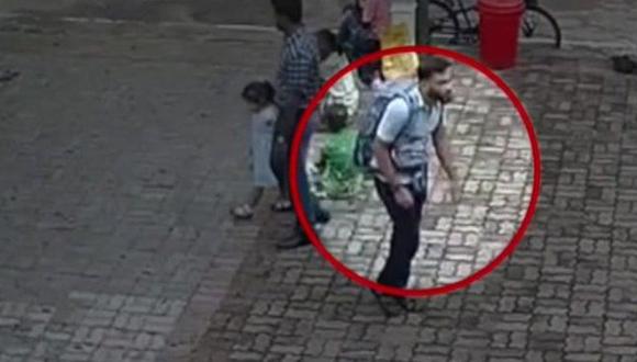 Un video de seguridad muestra a uno de los atacantes caminando tranquilamente hacia su objetivo, el domingo en Sri Lanka.
