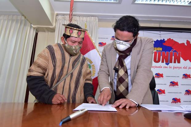 El gobernador Fernando Orihuela firmó nuevos acuerdos con asháninkas. (Foto: Gobierno Regional de Junín).