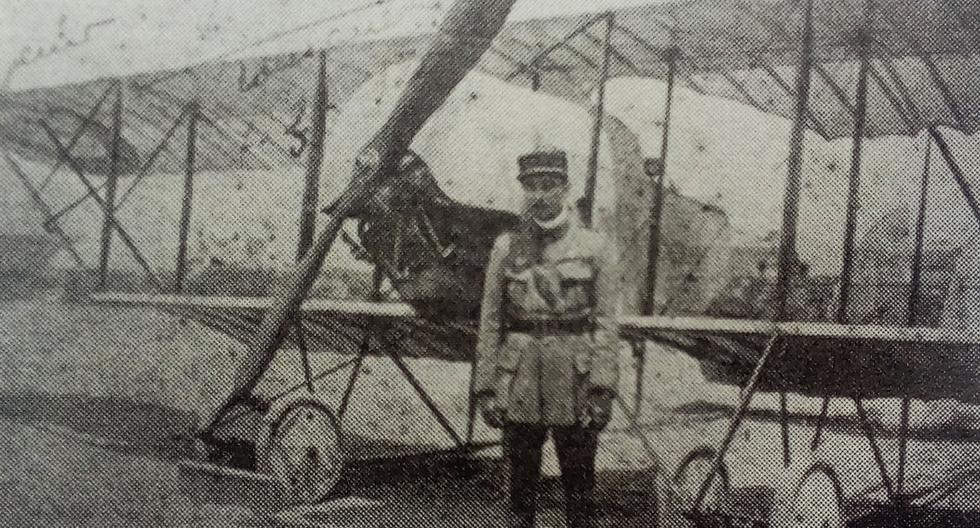 El Teniente José Romanet parado frente a uno de sus aviones de adiestramiento en la Escuela de Aviación de Bellavista. (Foto: GEC Archivo Histórico)