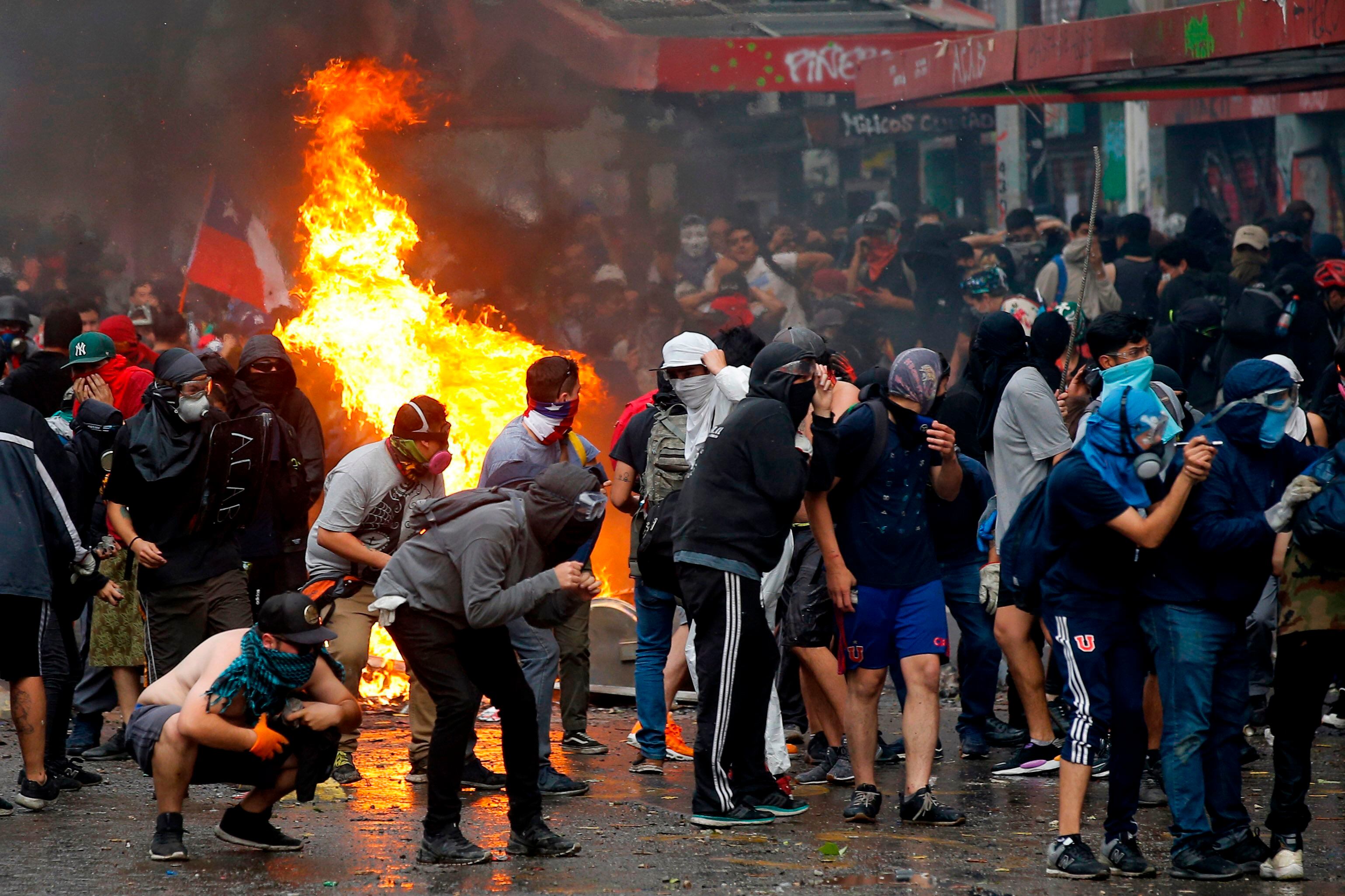 Demonstrators clash with riot police during a protest against the government of Chilean President Sebastián Piñera in Santiago, on November 8, 2019. (Photo: AFP / JAVIER TORRES)