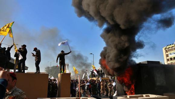 La embajada de Estados Unidos en Bagdad, Irak, fue atacada a inicios de la semana por militantes respaldados por Irán y sus simpatizantes. (Foto: AP)