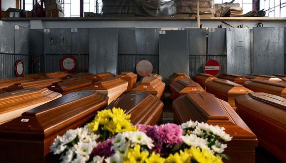 La imagen muestra los ataúdes de varias personas fallecidas en un almacén en Ponte San Pietro, cerca de Bérgamo, Lombardía (Italia), antes de ser transportados a otra región para ser cremados. Foto: AFP