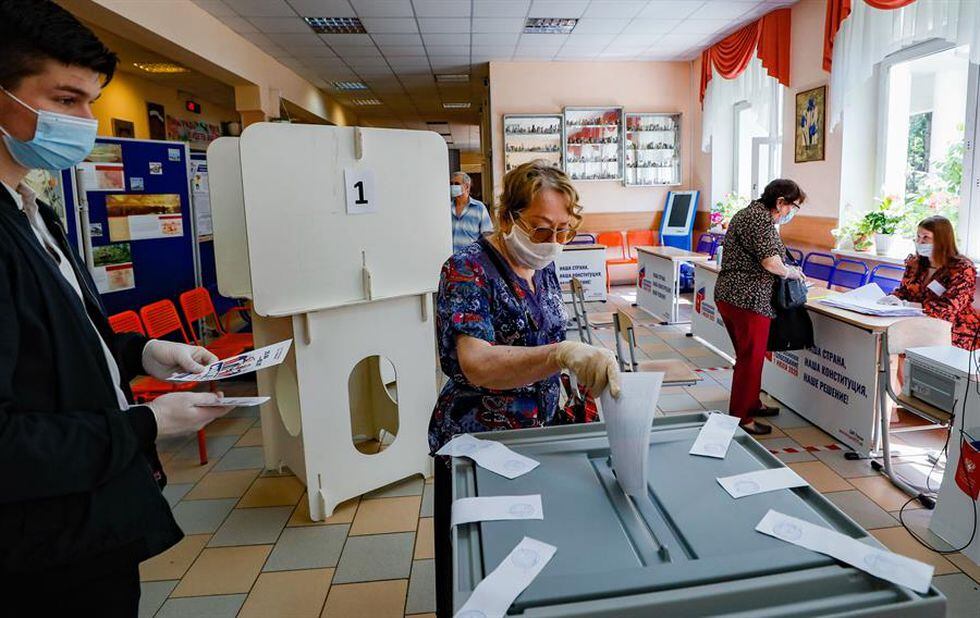Una mujer deposita su voto en un colegio electoral de Moscú. (EFE / EPA / YURI KOCHETKOV).