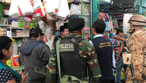 Militares y policías intervienen en mercados. (Fotos: Zenaida Condori)