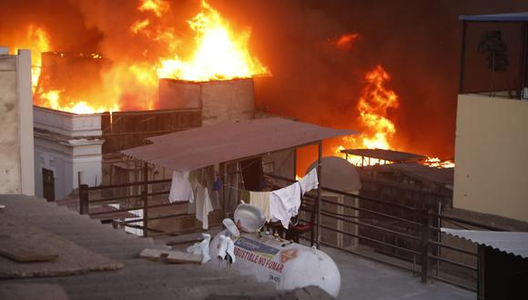 Un incendio de grandes proporciones se registra en un almacén de Mesa Redonda. (Fotos: José Rojas / GEC)