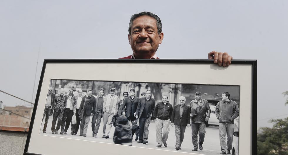 Retrato de un feliz Eloy Jáuregui, portando la icónica imagen de los integrantes del movimiento poético Hora Zero, del que fue histórico miembro.