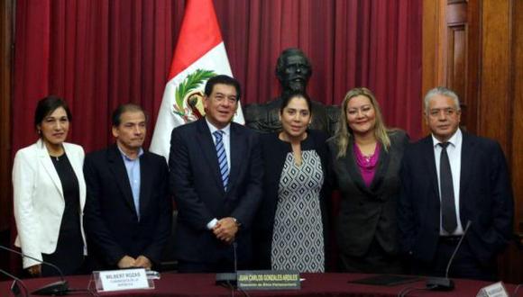 El parlamentario Juan Carlos Gonzales (al centro) manifestó que asumirá el cargo “con humildad y mucha responsabilidad”. (Foto: Congreso)