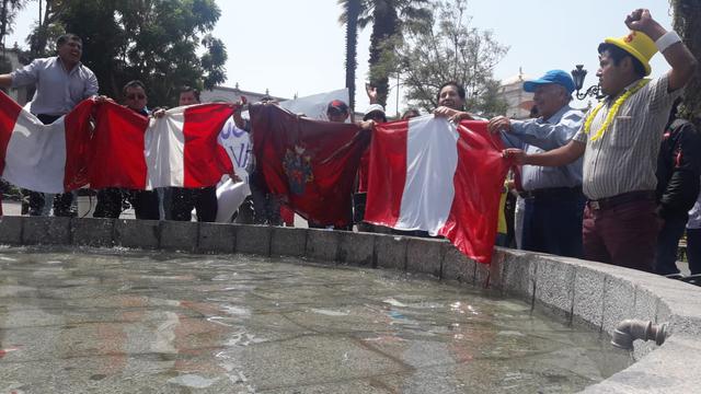 En Arequipa, los ciudadanos se movilizaron por la Plaza de Armas de la ciudad y realizaron el simbólico lavado de banderas. (Foto: Zenaida Condori)