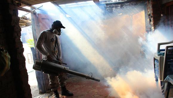 Las labores de fumigación continúan en Piura para exterminar al zancudo transmisor del dengue y el zika. (Foto: Ralph Zapata)