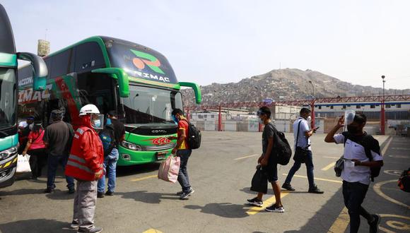 Pasajeros varados por protestas en la Carretera Central piden devolución de su dinero en el terminal de Yerbateros. (Foto: Jessica Vicente/@photo.gec)