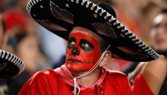 Un aficionado de los Chiefs no solo sufrió la derrota de su equipo sino que tampoco pudo estrenar su sombrero en México. (Foto: Getty Images)