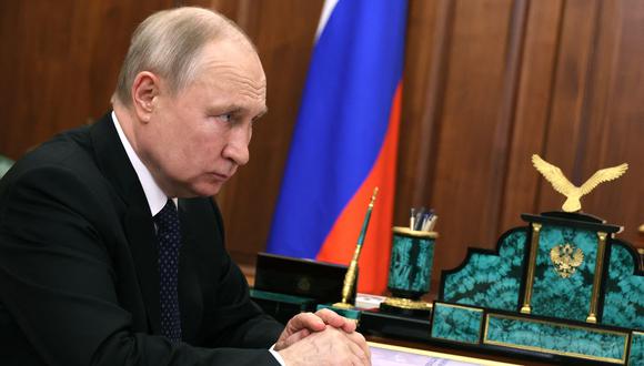 El presidente ruso Vladimir Putin escucha al gobernador de la región de Irkutsk durante su reunión en Moscú el 17 de julio de 2023. (Foto de Alexander KAZAKOV / SPUTNIK / AFP)