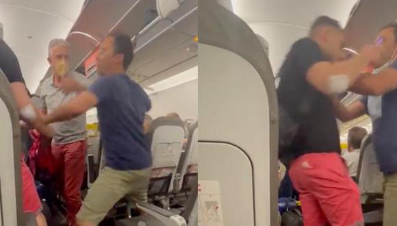 Dos pasajeros se pelean en un avión.