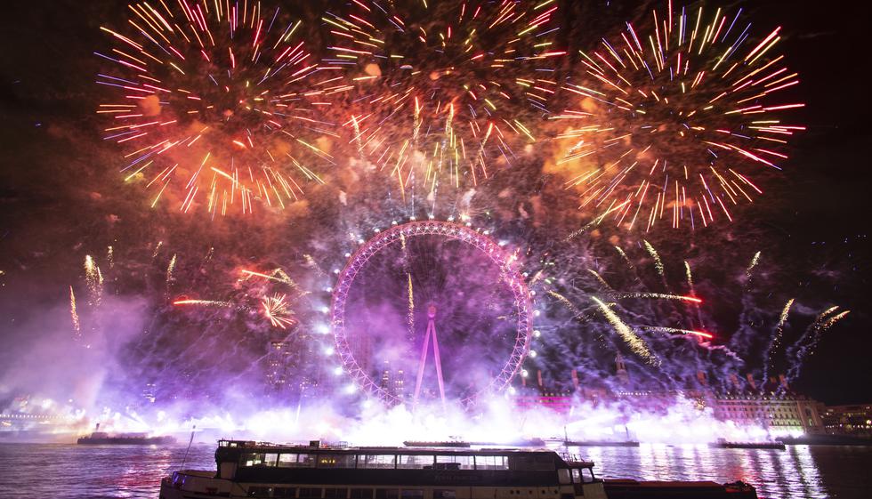Fuegos artificiales explotan alrededor del London Eye durante las celebraciones de Año Nuevo en Londres, Gran Bretaña.