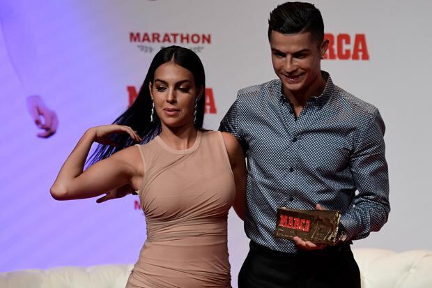 Cristiano Ronaldo y su novia Georgina Rodríguez son dos figuras muy populares (Foto: Javier Soriano / AFP)