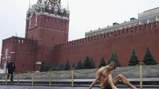 Rusia: artista protesta en la Plaza Roja de Moscú clavando sus testículos
