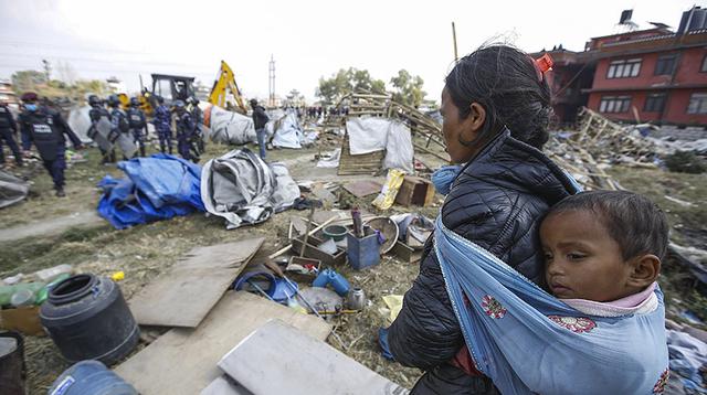 Nepal derriba refugios para víctimas de terremoto [FOTOS] - 3