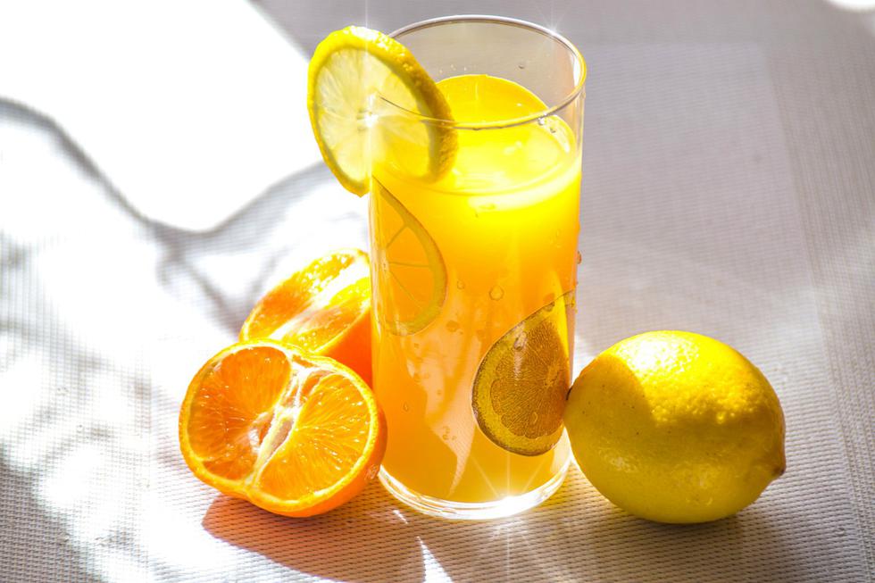 No solo los zumos de caja, sino el clásico zumo de naranja. Al licuar la fruta, perdemos su fibra. Además, los zumos concentran excesiva cantidad de azúcar, y al tomarlos de dos sorbos lo único que provocamos es un pico de glucosa en sangre. (Foto: Pexels)