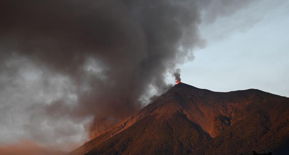 El volcán de Fuego entra en erupción en Guatemala el 11 de diciembre de 2022.(Johan ORDÓNEZ / AFP).