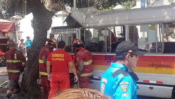 Miraflores: ocho heridos por choque de coaster contra árbol